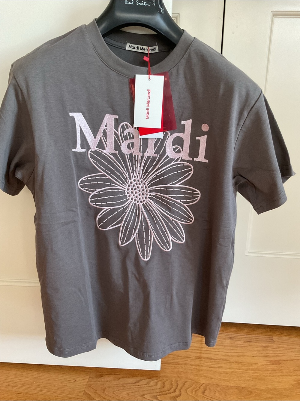 Women's Short Sleeve Graphic Tee in Gray with Pink Daisy